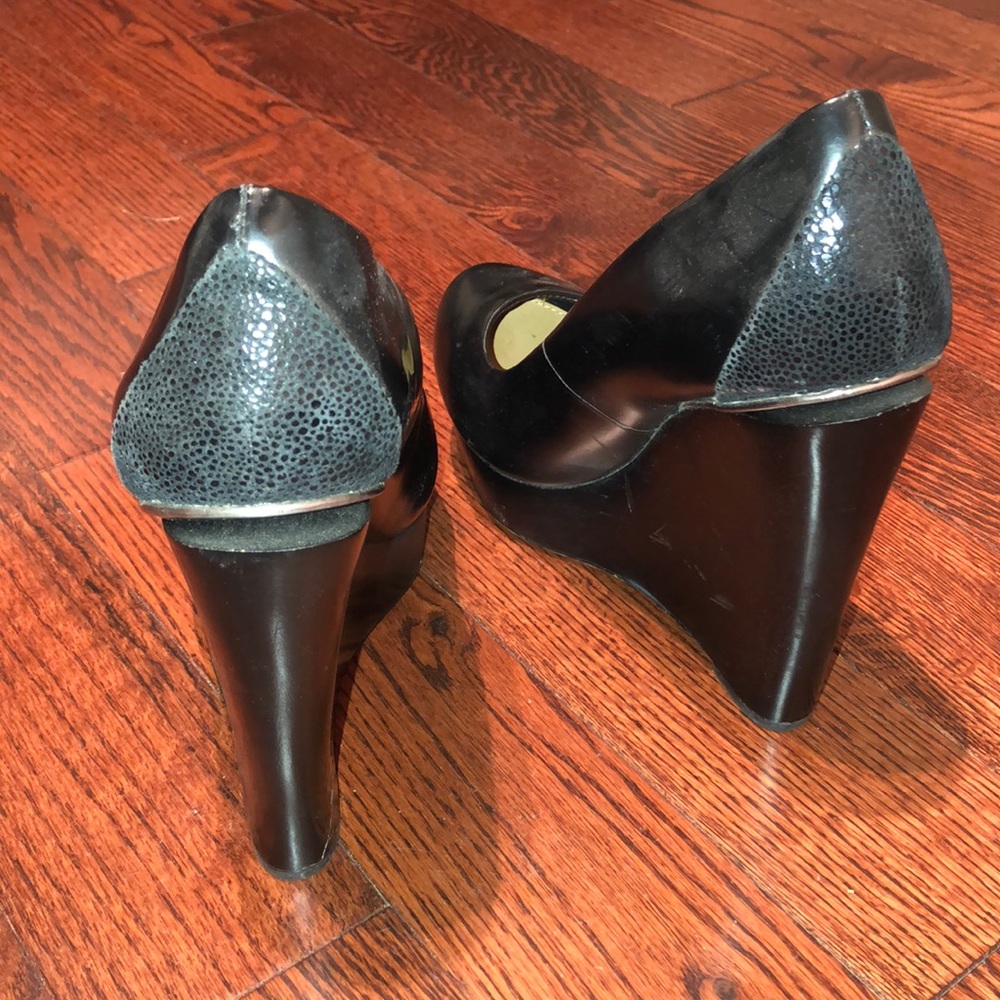 Badgley Mischka Black Wedge Pump - Picture 4 of 6